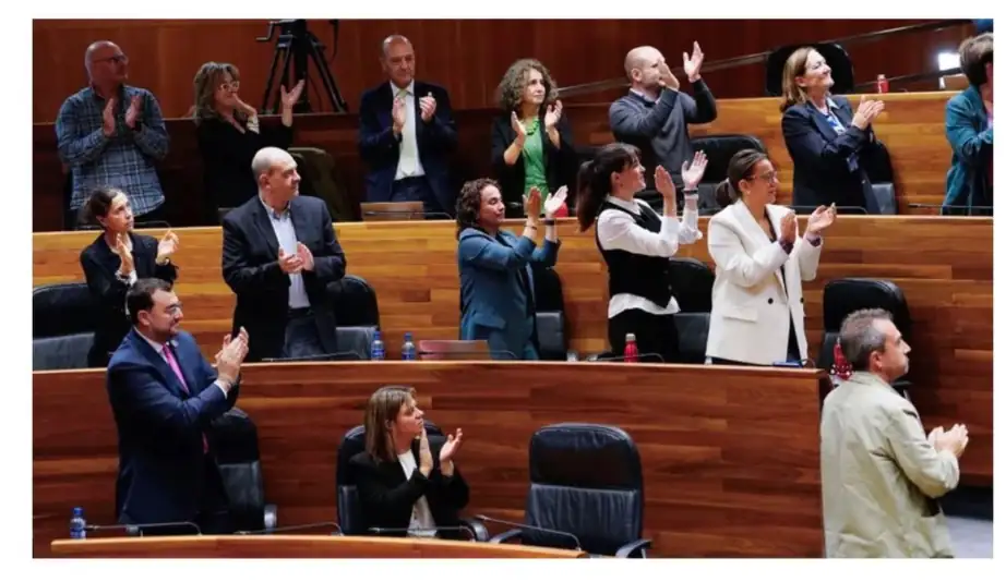Lawmakers applauding in the parliamentary chamber